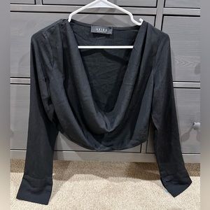 Long sleeve cropped top.